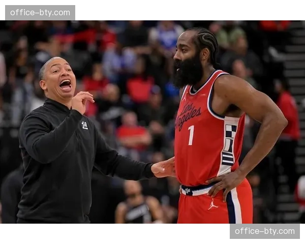 泰伦卢第三节调整挡拆发起 加兰伦纳德连线单节合砍24分